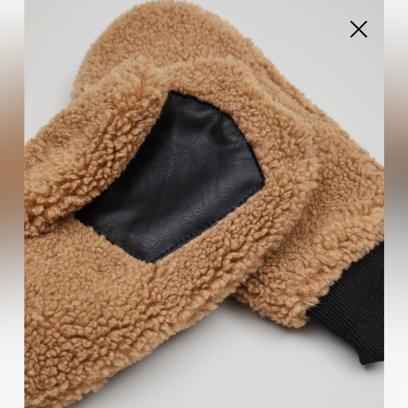 Intrend by Max Mara Plush Effect Mittens Size: OS New Fall / Winter Color: Camel - Picture 2 of 10